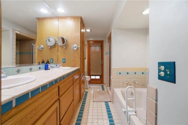 8767 Moorcroft Avenue, West Hills, CA 91304