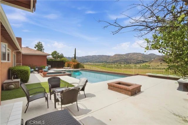 8767 Moorcroft Avenue, West Hills, CA 91304