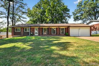 805 Lesparre Drive, St Louis, MO 63141