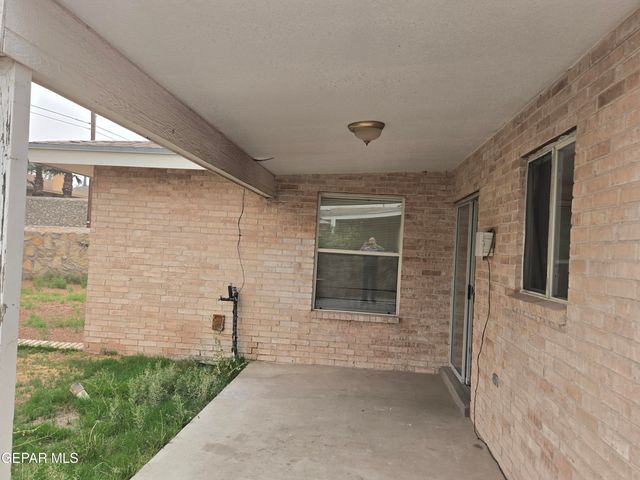 709 LA CHAPA Avenue, El Paso, TX 79912