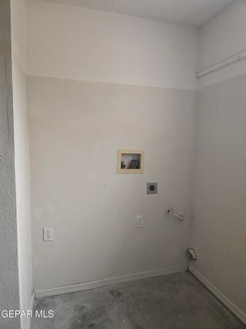 709 LA CHAPA Avenue, El Paso, TX 79912