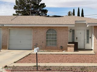 709 LA CHAPA Avenue, El Paso, TX 79912