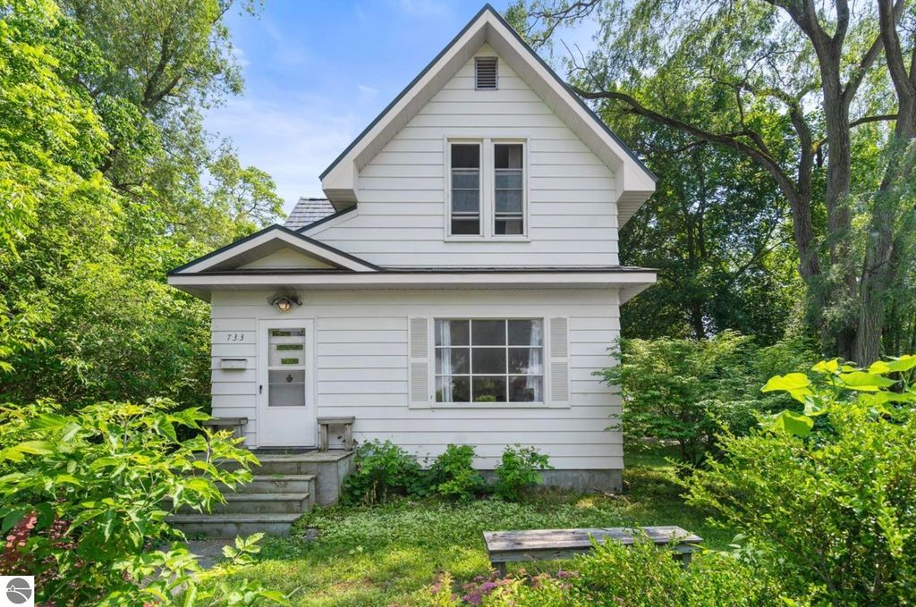 733 Sixth Street, Traverse City, MI 49684