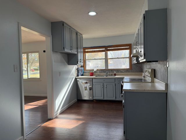 920 Plaza Dr, Salina, KS 67401