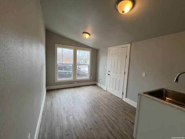 101 Stanley Ct, San Antonio, TX 78214