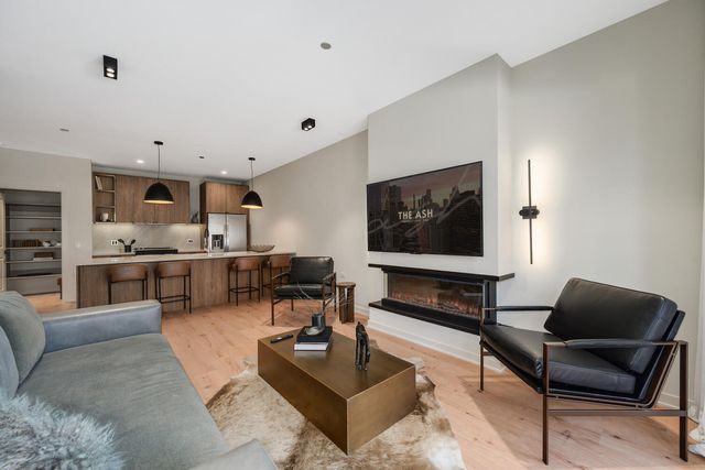 1257 N ASHLAND Avenue 204, Chicago, IL 60622