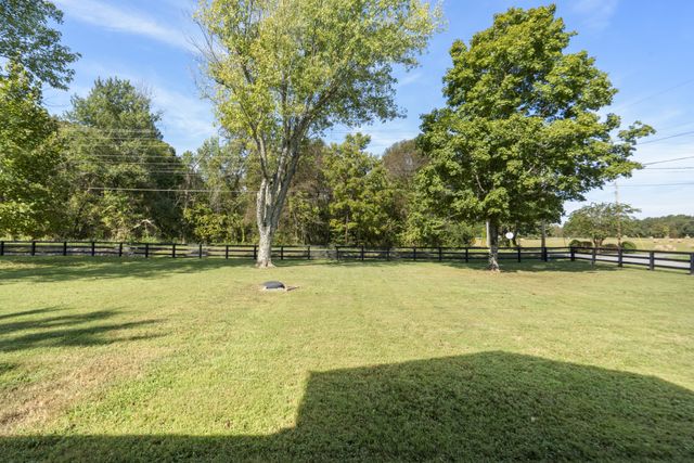 1101 CCC Rd, Dickson, TN 37055