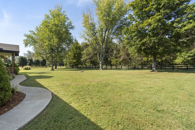 1101 CCC Rd, Dickson, TN 37055