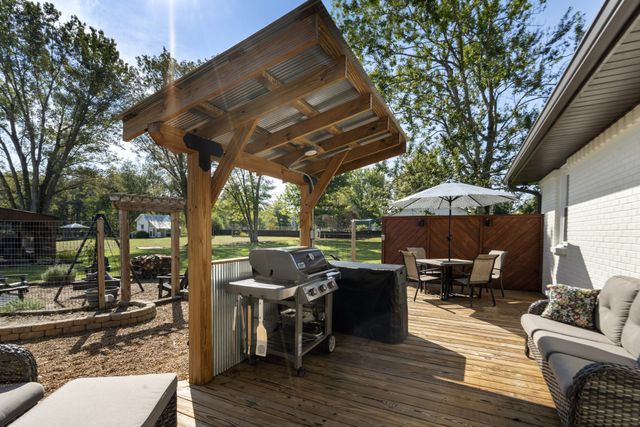 1101 CCC Rd, Dickson, TN 37055