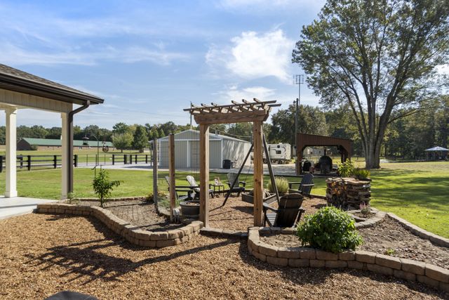 1101 CCC Rd, Dickson, TN 37055