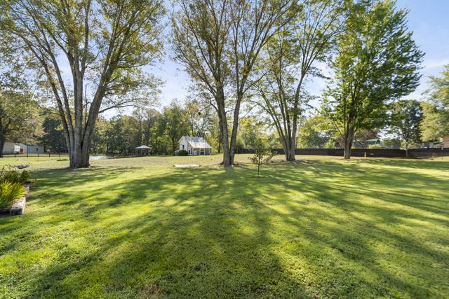 1101 CCC Rd, Dickson, TN 37055