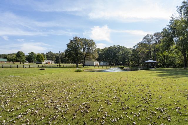 1101 CCC Rd, Dickson, TN 37055