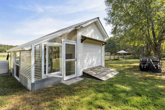 1101 CCC Rd, Dickson, TN 37055