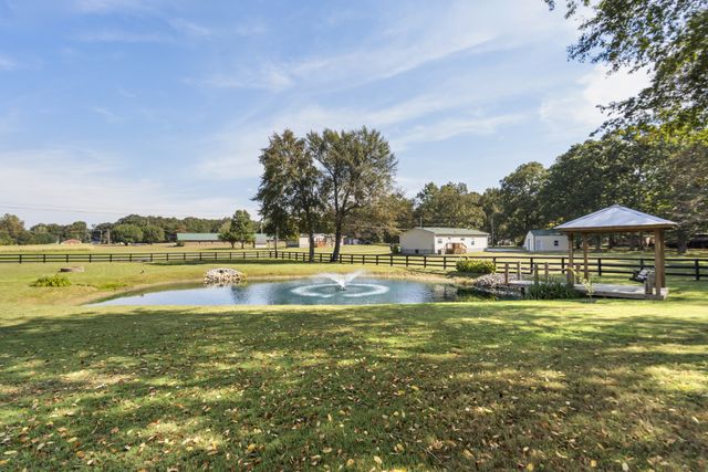 1101 CCC Rd, Dickson, TN 37055