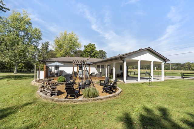 1101 CCC Rd, Dickson, TN 37055