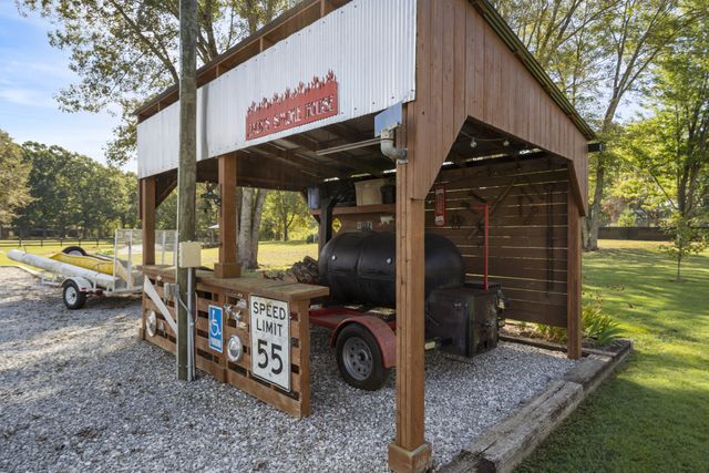 1101 CCC Rd, Dickson, TN 37055