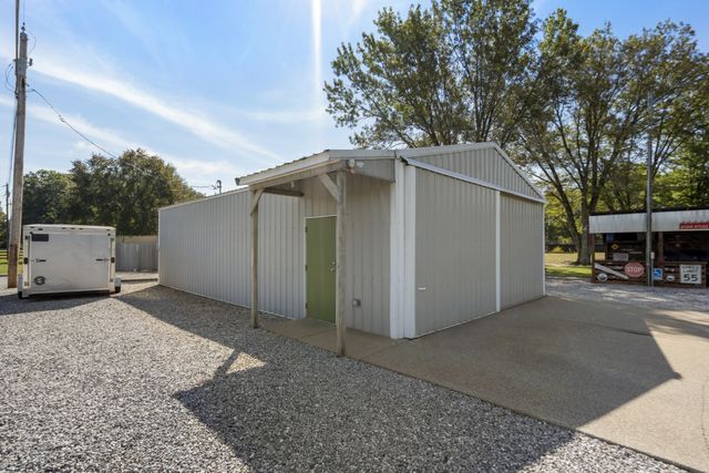 1101 CCC Rd, Dickson, TN 37055