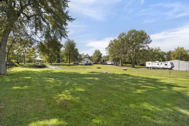 1101 CCC Rd, Dickson, TN 37055