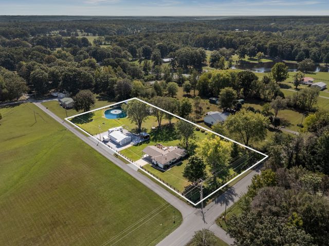 1101 CCC Rd, Dickson, TN 37055