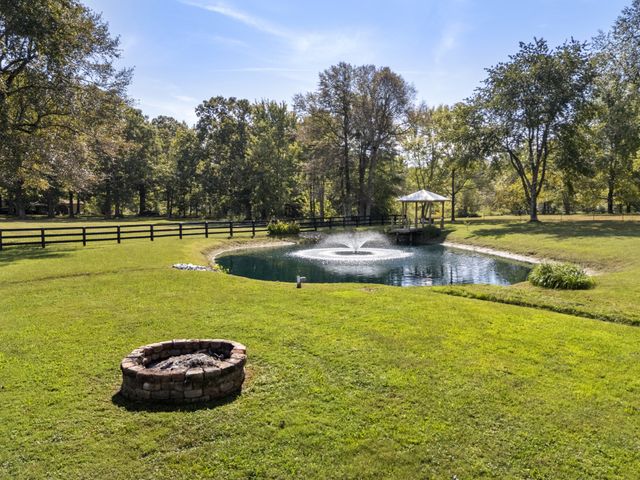 1101 CCC Rd, Dickson, TN 37055