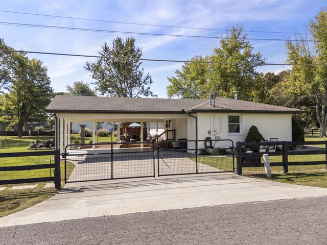1101 CCC Rd, Dickson, TN 37055