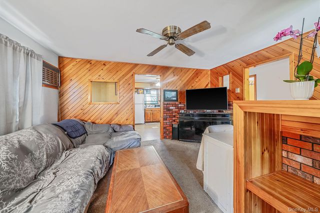 561 Chestnut Street, Lindenhurst, NY 11757