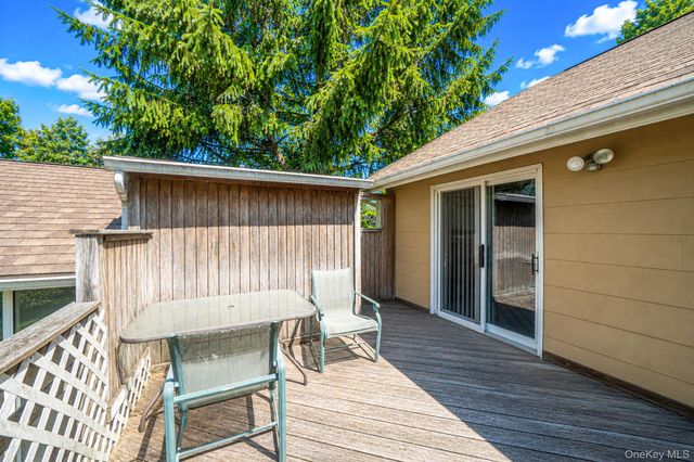 561 Chestnut Street, Lindenhurst, NY 11757