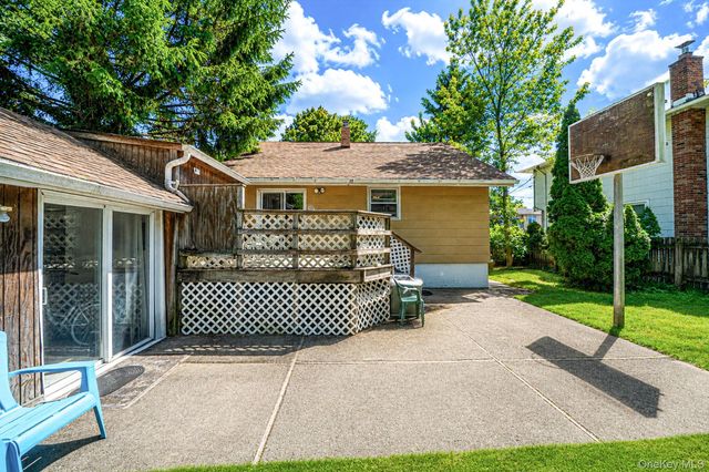 561 Chestnut Street, Lindenhurst, NY 11757