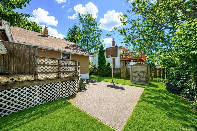 561 Chestnut Street, Lindenhurst, NY 11757
