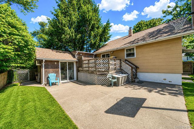 561 Chestnut Street, Lindenhurst, NY 11757