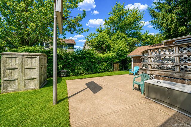 561 Chestnut Street, Lindenhurst, NY 11757