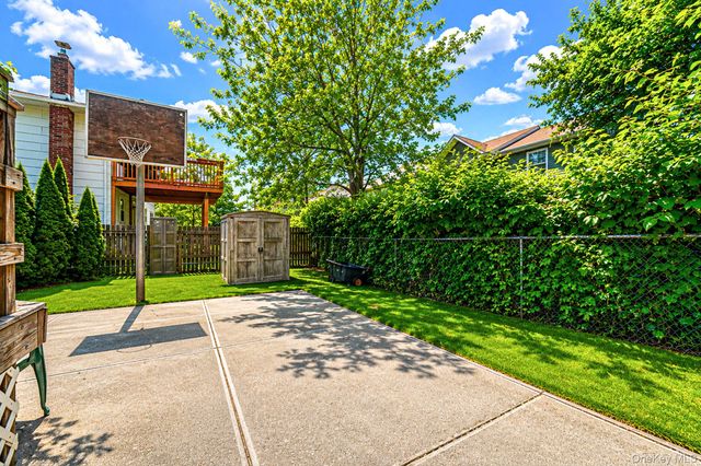 561 Chestnut Street, Lindenhurst, NY 11757