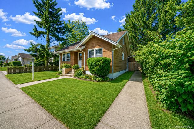 561 Chestnut Street, Lindenhurst, NY 11757