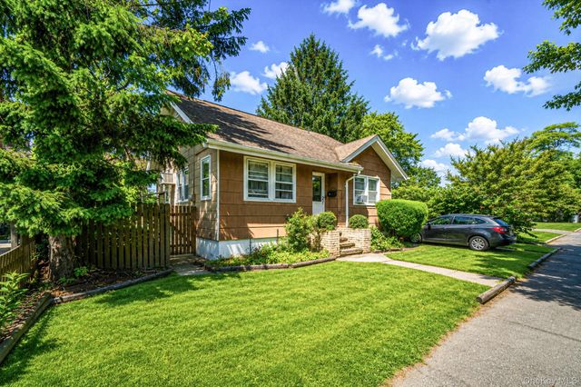 561 Chestnut Street, Lindenhurst, NY 11757