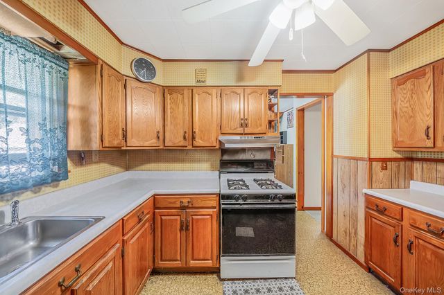 561 Chestnut Street, Lindenhurst, NY 11757