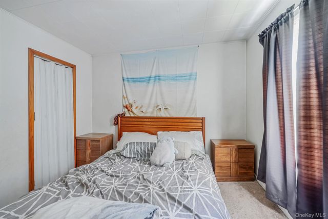 561 Chestnut Street, Lindenhurst, NY 11757