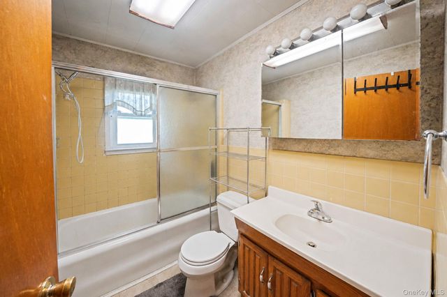 561 Chestnut Street, Lindenhurst, NY 11757