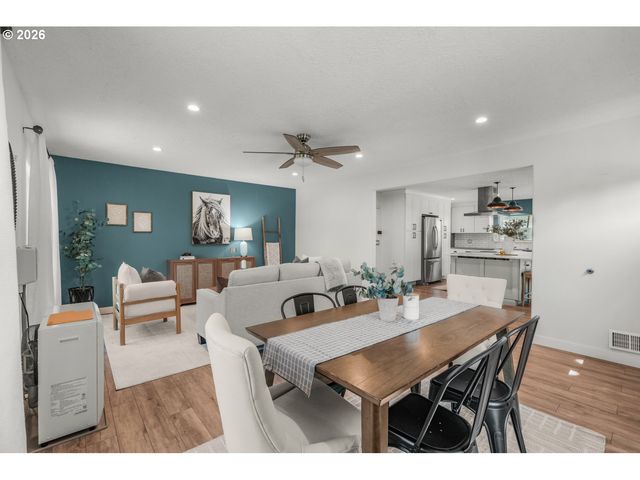 15684 THAYER Rd, Oregon City, OR 97045