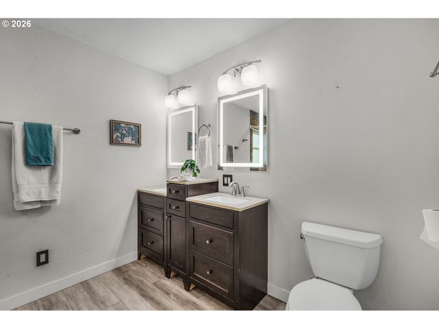 15684 THAYER Rd, Oregon City, OR 97045