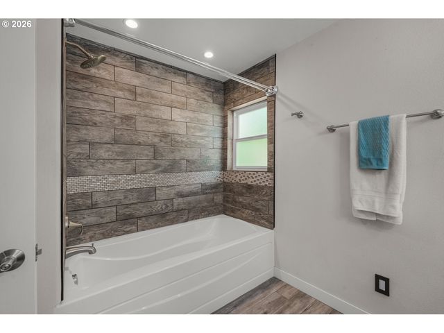 15684 THAYER Rd, Oregon City, OR 97045