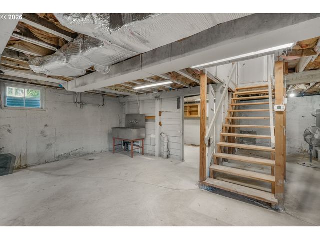 15684 THAYER Rd, Oregon City, OR 97045
