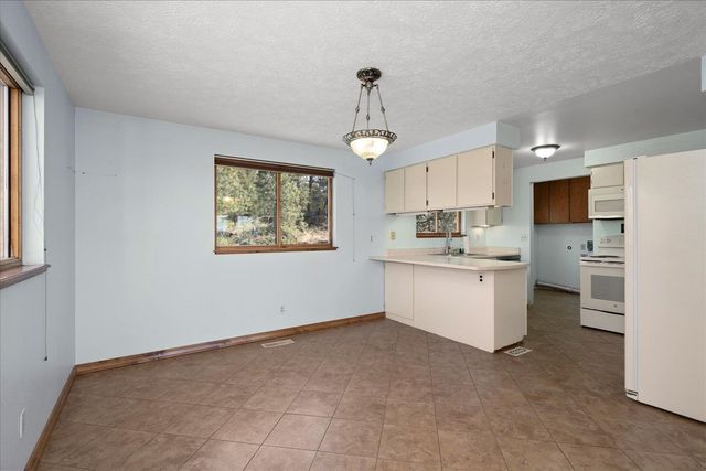 5919 E Grouse Rd, Chattaroy, WA 99003