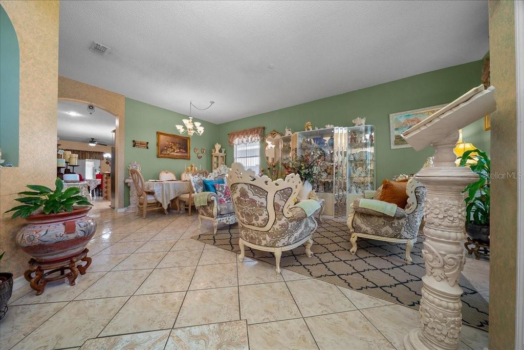 Image 5 of property listing at 1010 RAINING MEADOWS LANE, Orlando, FL 32824
