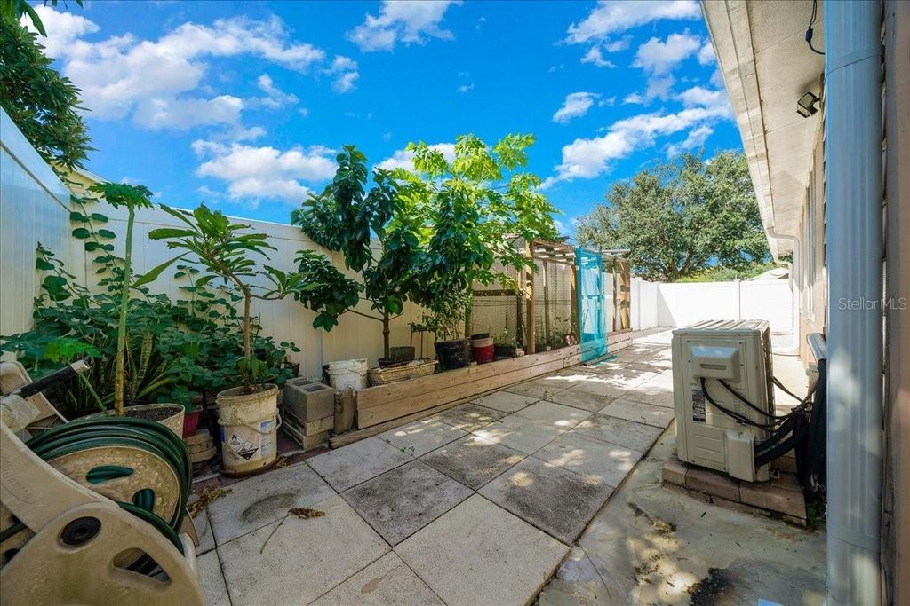 Image 50 of property listing at 1010 RAINING MEADOWS LANE, Orlando, FL 32824