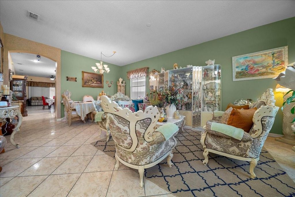 Image 6 of property listing at 1010 RAINING MEADOWS LANE, Orlando, FL 32824