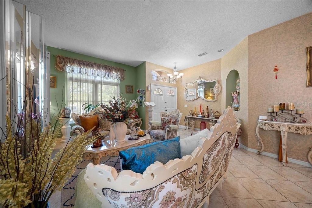 Image 8 of property listing at 1010 RAINING MEADOWS LANE, Orlando, FL 32824