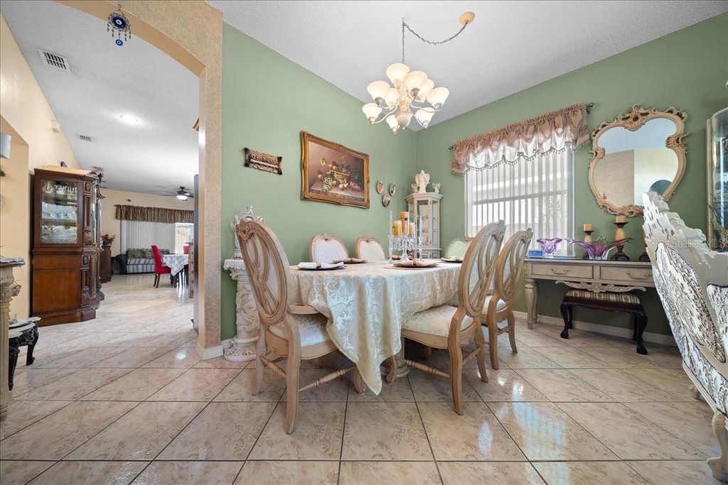 Image 9 of property listing at 1010 RAINING MEADOWS LANE, Orlando, FL 32824