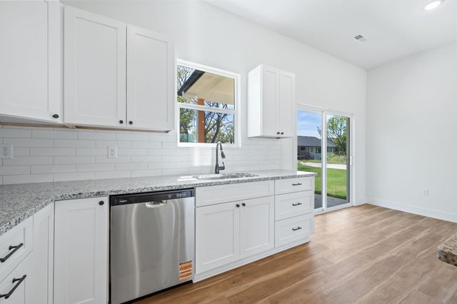 713 E Elmwood St, Park City, KS 67147