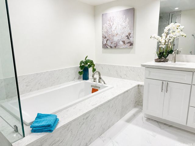 1 Keahole Place 2511, Honolulu, HI 96825