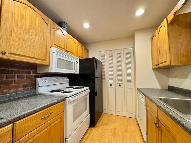 25 Greentree Ln 43, Weymouth, MA 02190